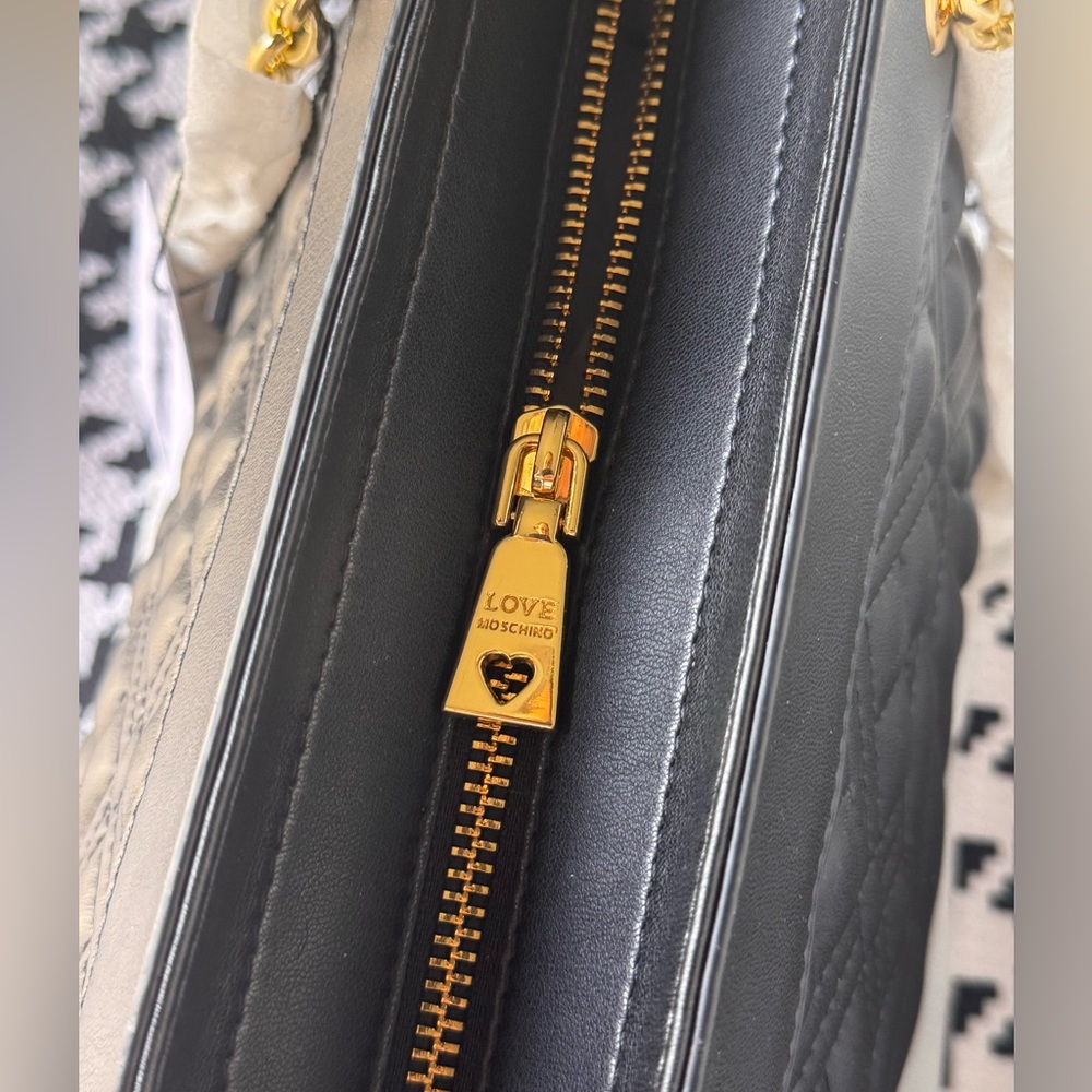NWT Love Moschino Black Quilted Borsa Shoulder Tote in Black and Gold - Picture 8 of 15